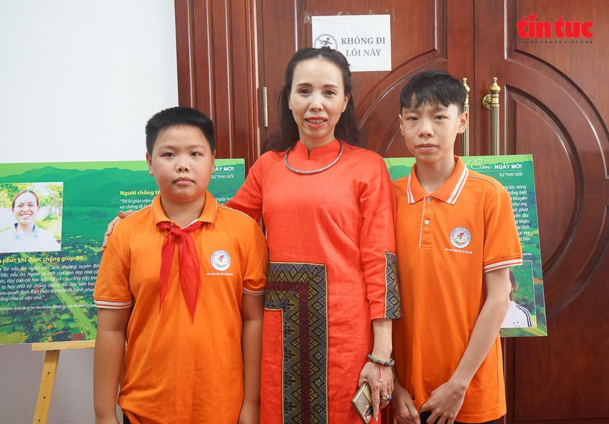 Cô Hoàng Thị Tuyết Chinh chụp ảnh kỷ niệm cùng các em nhỏ trong CLB tại Hội nghị tổng kết Dự án 8: “Thực hiện bình đẳng giới và giải quyết những vấn đề cấp thiết đối với phụ nữ và trẻ em” tt-10-76.jpg