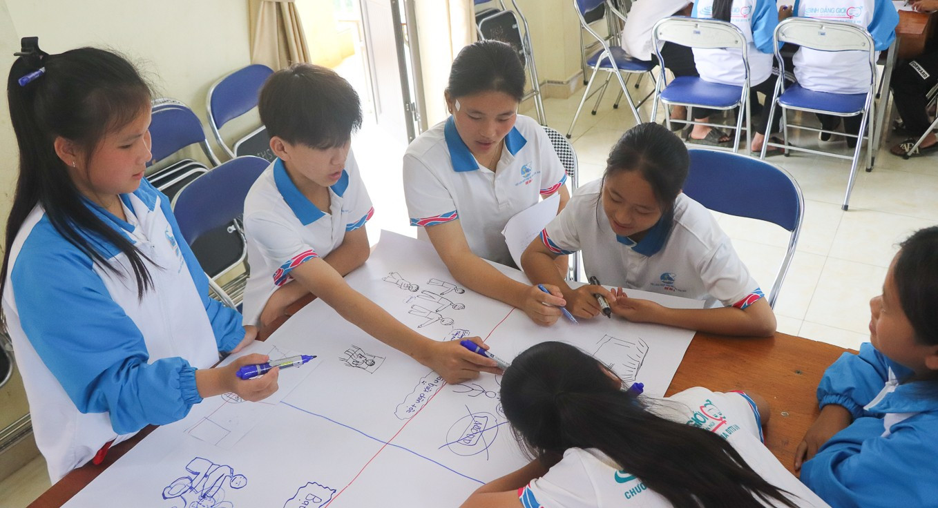 Các hoạt động thảo luận nhóm giúp các em học sinh trau dồi kỹ năng phản biện, bày tỏ quan điểm, ý kiến của mình. tt-4.jpg