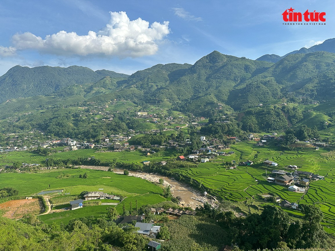 Trên ruộng bậc thang, hệ thống rãnh nước tưới tiêu được thiết kế khéo léo để dẫn nước từ nguồn tự nhiên (suối, khe núi,...) đến các tầng ruộng, đảm bảo đủ nước cho cây lúa phát triển. tt-8.jpg