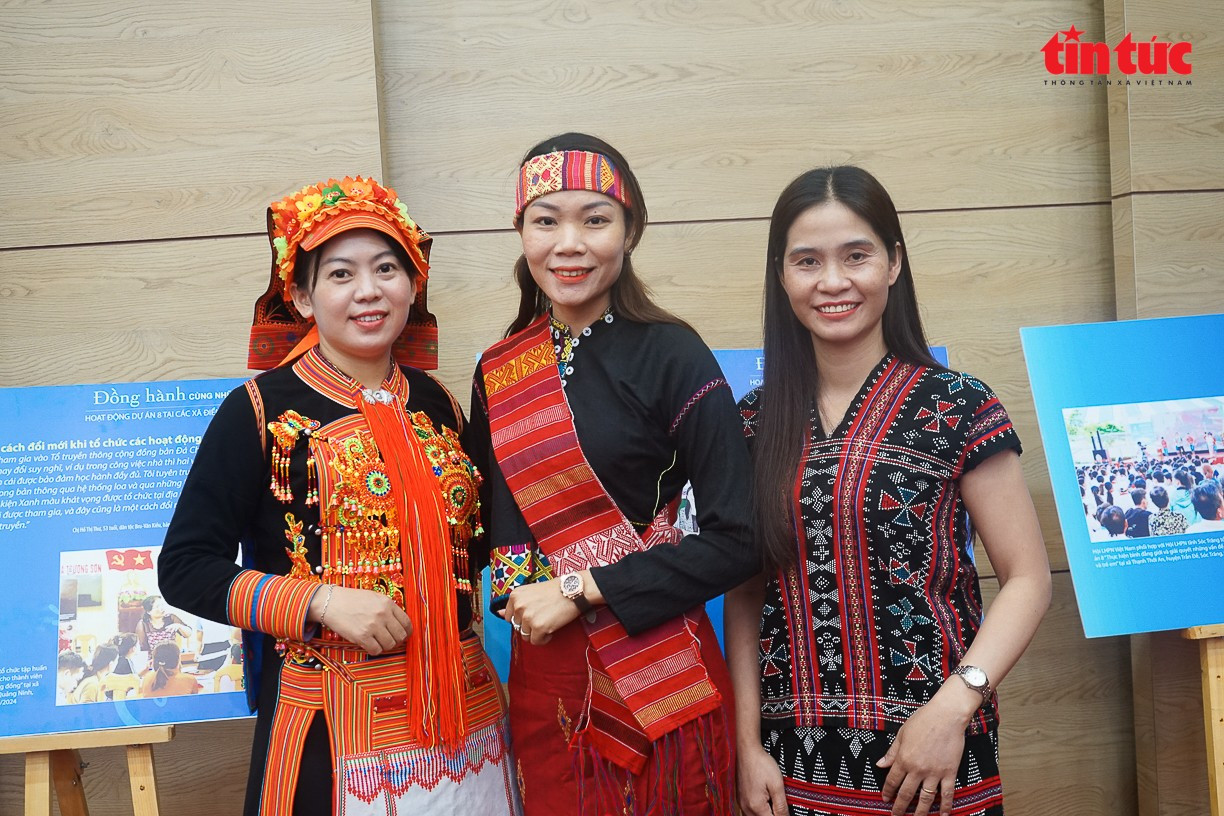 Chị Hồ Thị Tanh (thứ ba), Chủ tịch Hội Liên hiệp Phụ nữ xã Quảng Nhâm (TP Huế) dt-3.jpg