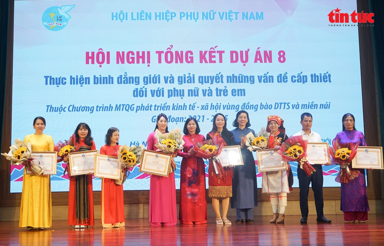 Thầy Đào Duy Hưng (thứ 2, từ phải sang) vinh dự nhận bằng khen của Trung ương Hội Liên hiệp Phụ nữ Việt Nam vì những đóng góp không ngừng nghỉ vì bình đẳng giới, vì các em học sinh DTTS. tt.jpg