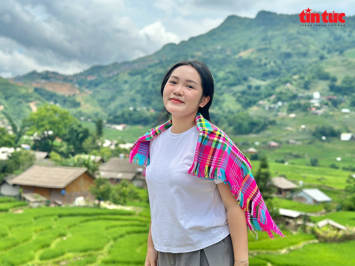 Bạn trẻ Linh Nga (24 tuổi, du khách đến từ Hà Nội) bị thu hút bởi những thửa ruộng bậc thang xanh mướt. tt-11.jpg