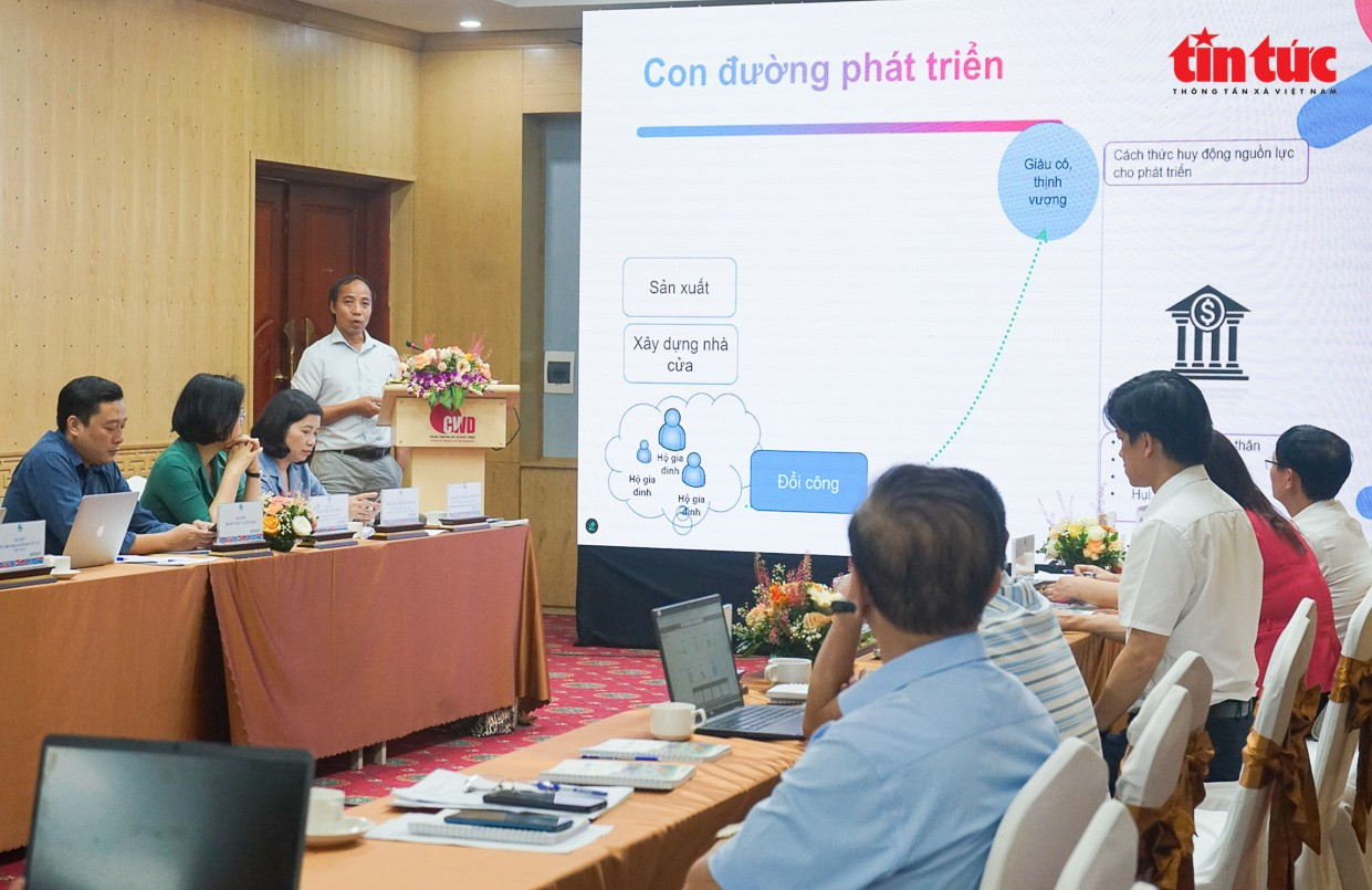 Chuyên gia Đặng Đình Ngọc, cán bộ tổ chức CARE tại Việt Nam chia sẻ tại hội thảo tham vấn, góp ý hoàn thiện đề xuất nội dung, giải pháp các hoạt động dự án 8. dt-5.jpg