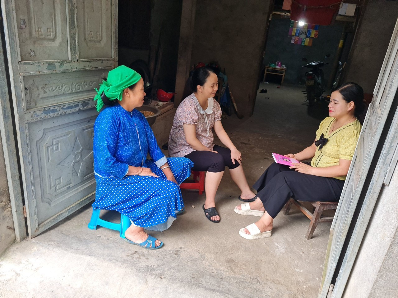 Nữ cán bộ Sùng Thị Dính nỗ lực vận động chị em DTTS chăm sóc thai kì. s1.jpg