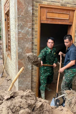 Bộ đội Biên phòng tiếp tục về Mỹ Lý giúp dân khắc phục hậu quả mưa lũ