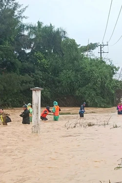 Bộ đội Biên phòng Khánh Hoà dầm mình trong lũ đưa dân đến nơi an toàn
