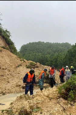 Bộ đội Biên phòng giúp đỡ người dân di chuyển khỏi vùng nguy hiểm do mưa lũ