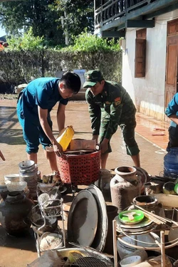 Bộ đội Biên phòng hỗ trợ nhân dân, vệ sinh môi trường sau mưa lũ