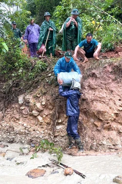 Bộ đội Biên phòng vượt mưa lũ, mở đường cứu dân ở vùng biên Sơn La