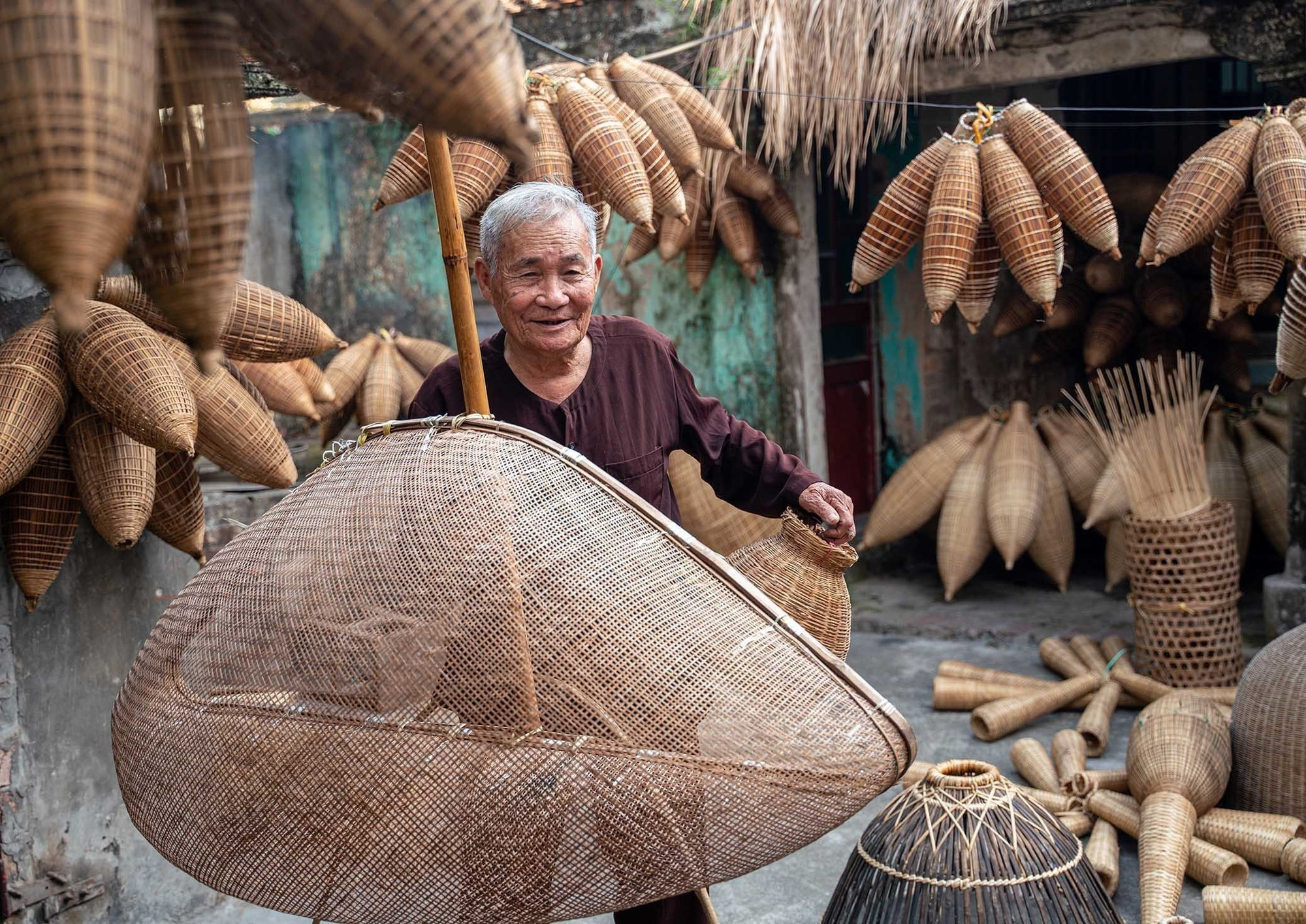 Ông Lương Sơn Bạc làm nghề đan đó từ năm 13 tuổi, đến nay đã hơn 80 tuổi, ông vẫn miệt mài làm nghề, để lưu giữ lại những giá trị truyền thống. dan5-2625.jpg
