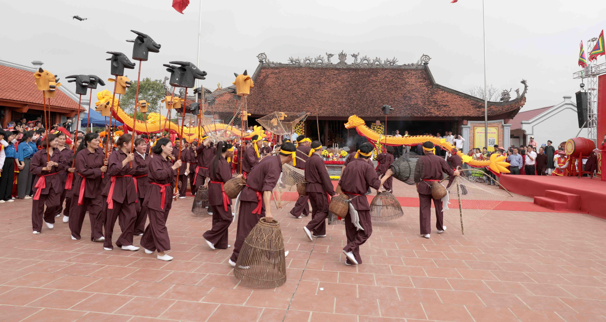 Phần hội với các màn diễn xướng dân gian đặc sắc, nghi thức rước Ông Giải, cờ Kim Ngưu và hoạt động bắt cá truyền thống diễn ra sôi nổi, thu hút đông người dân và du khách tham dự. Ảnh: Hoàng Hùng/TTXVN