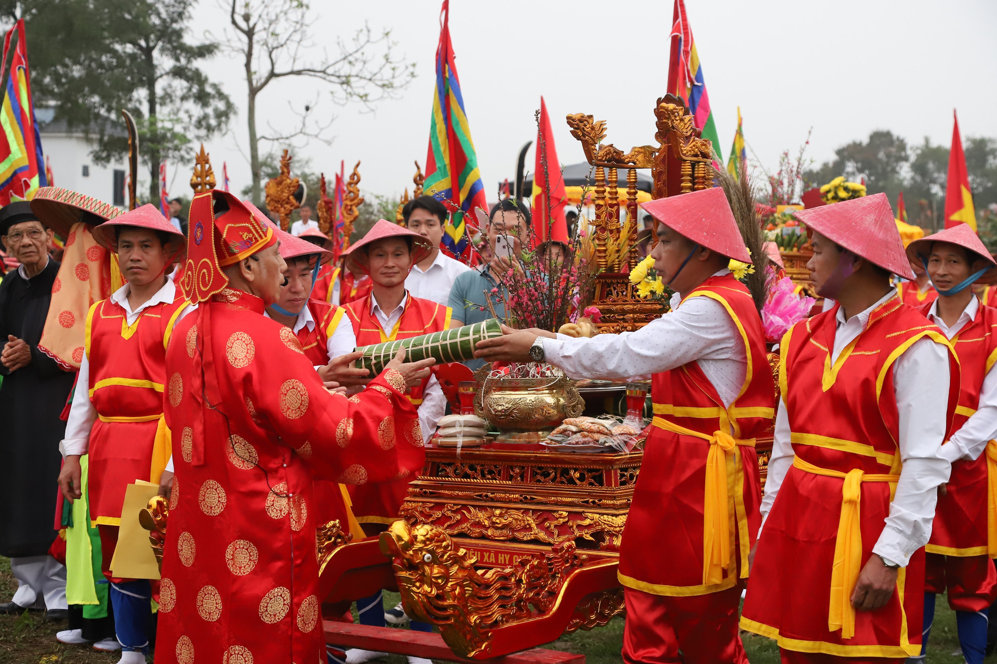 Thực hiện nghi lễ phồn thực tại Oa Nhà Nít (một địa điểm tại xã Hy Cương) tượng trưng cho sự sinh sôi, nảy nở, gắn với tín ngưỡng cầu mùa của cư dân nông nghiệp. Ảnh: Hoàng Hùng/TTXVN