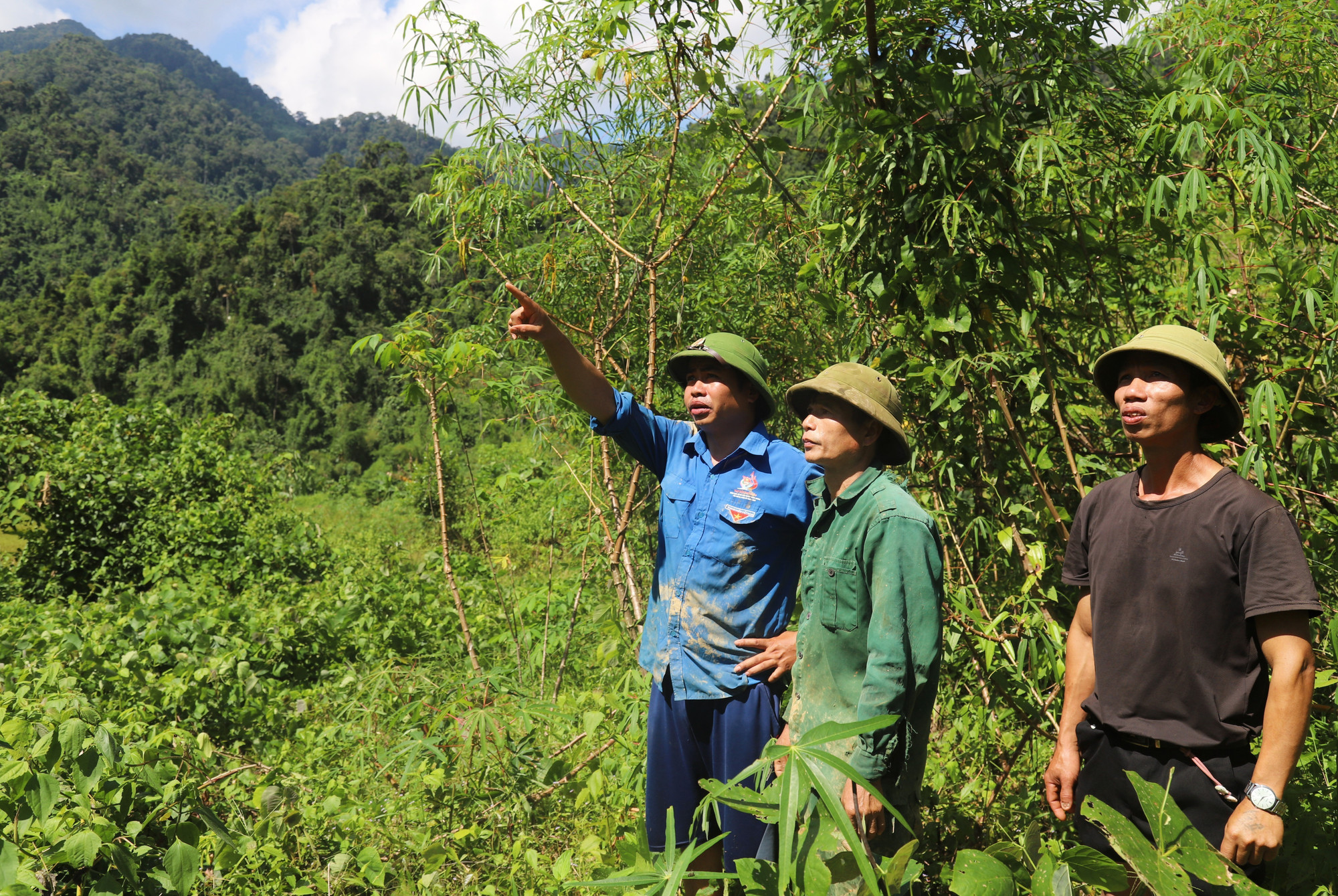 Anh Lương Văn Ủn, Phó trưởng bản Na Ngân (bên trái) cùng người dân đi khảo sát, nắm tình hình về cung sạt lở núi khu vực thượng nguồn Nậm Ngân, nằm cách bản hơn 1 km. Anh Lương Văn Ủn, Phó trưởng bản Na Ngân (bên trái) cùng người dân đi khảo sát, nắm tình hình về cung sạt lở núi khu vực thượng nguồn Nậm Ngân, nằm cách bản hơn 1 km.