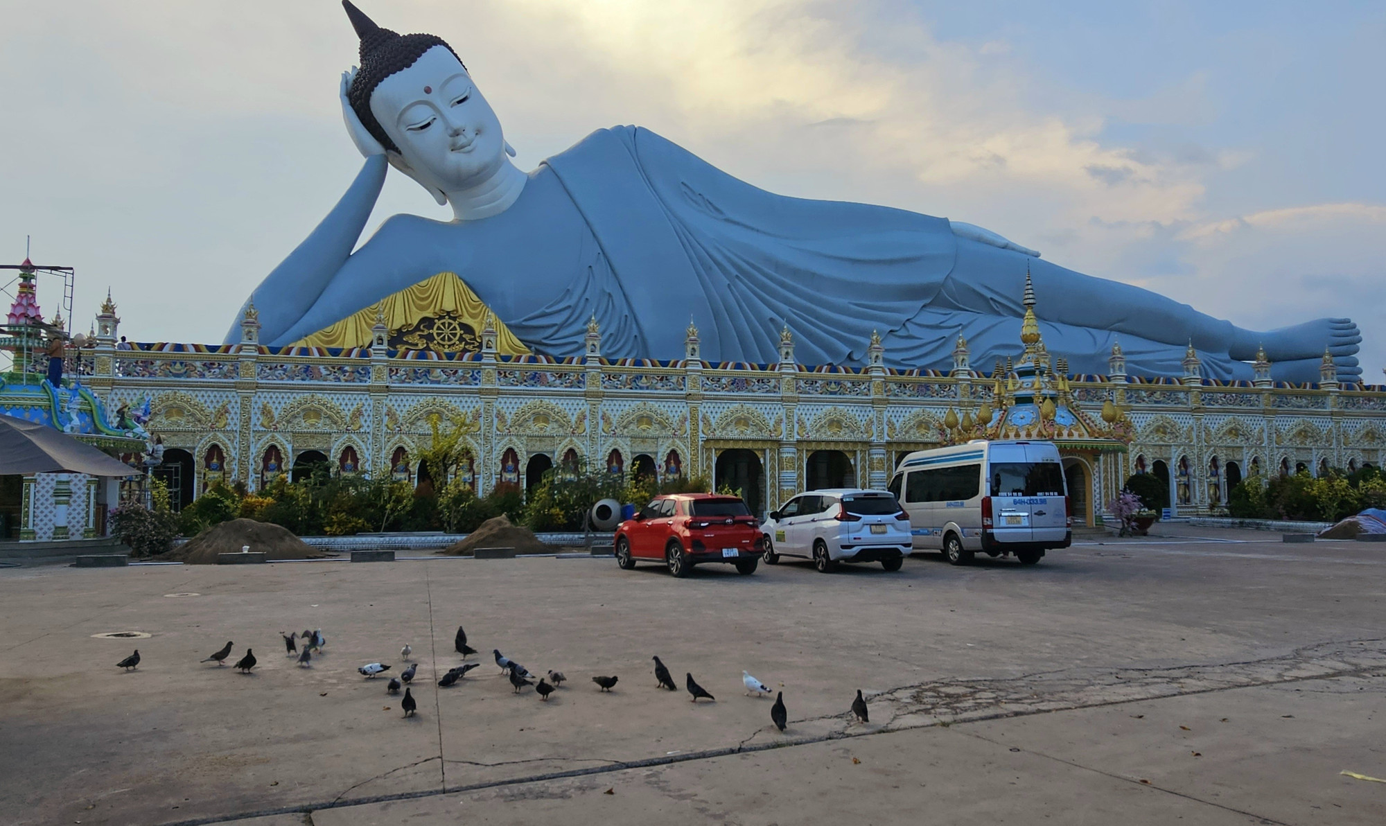 Tượng Phật nằm tại chùa Som Rộng, thành phố Sóc Trăng. Ảnh: Trung Hiếu/TTXVN le-26625.jpg