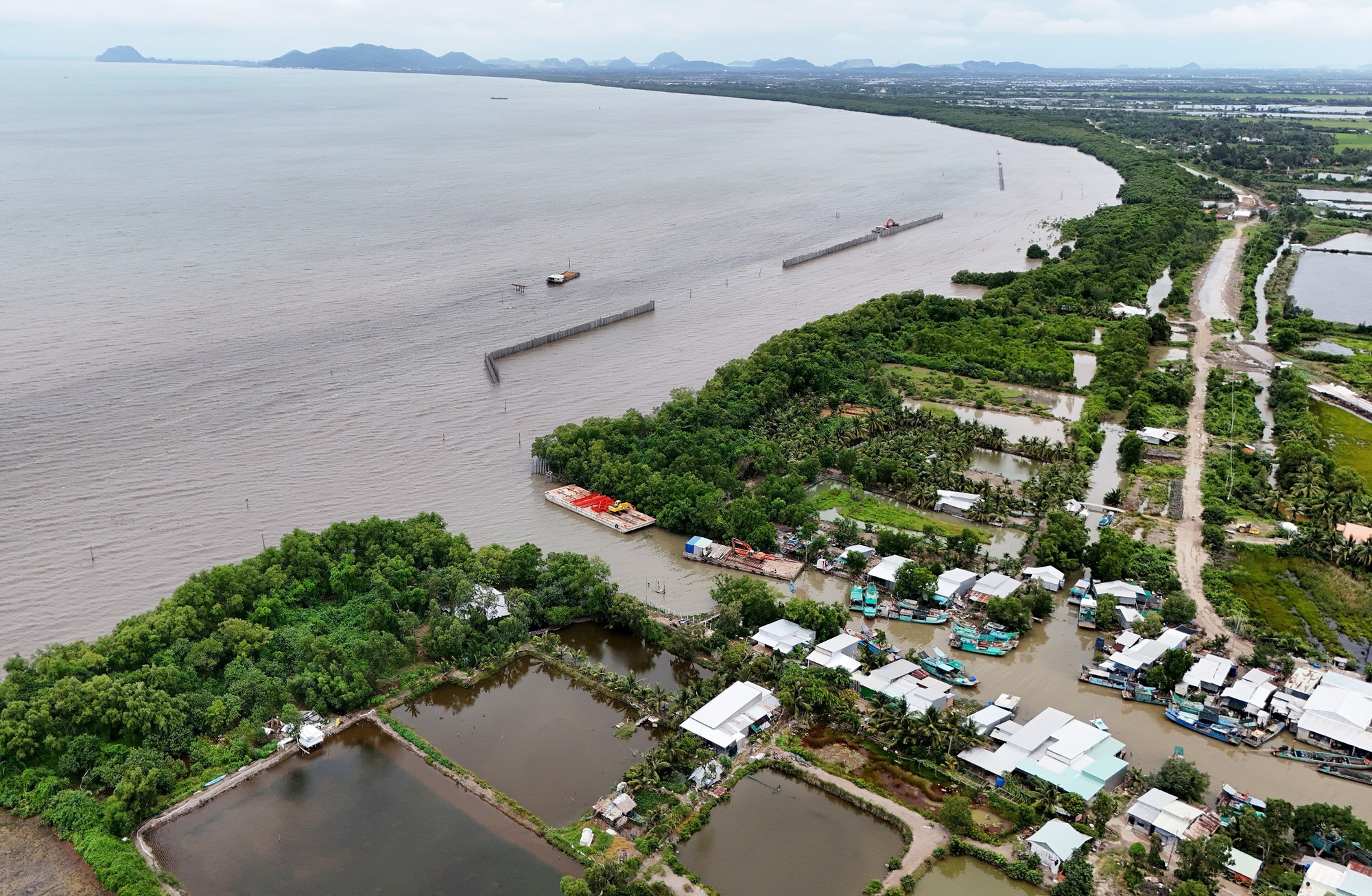 Đến nay, tỉnh An Giang cũng đã hoàn thành 12 công trình kè phòng, chống sạt lở bờ biển Tây với tổng chiều dài 69,13 km, tổng kinh phí đầu tư hơn 1.500 tỷ đồng. Ảnh: Hồng Đạt/TTXVN Đến nay, tỉnh An Giang cũng đã hoàn thành 12 công trình kè phòng, chống sạt lở bờ biển Tây với tổng chiều dài 69,13 km, tổng kinh phí đầu tư hơn 1.500 tỷ đồng. Ảnh: Hồng Đạt/TTXVN