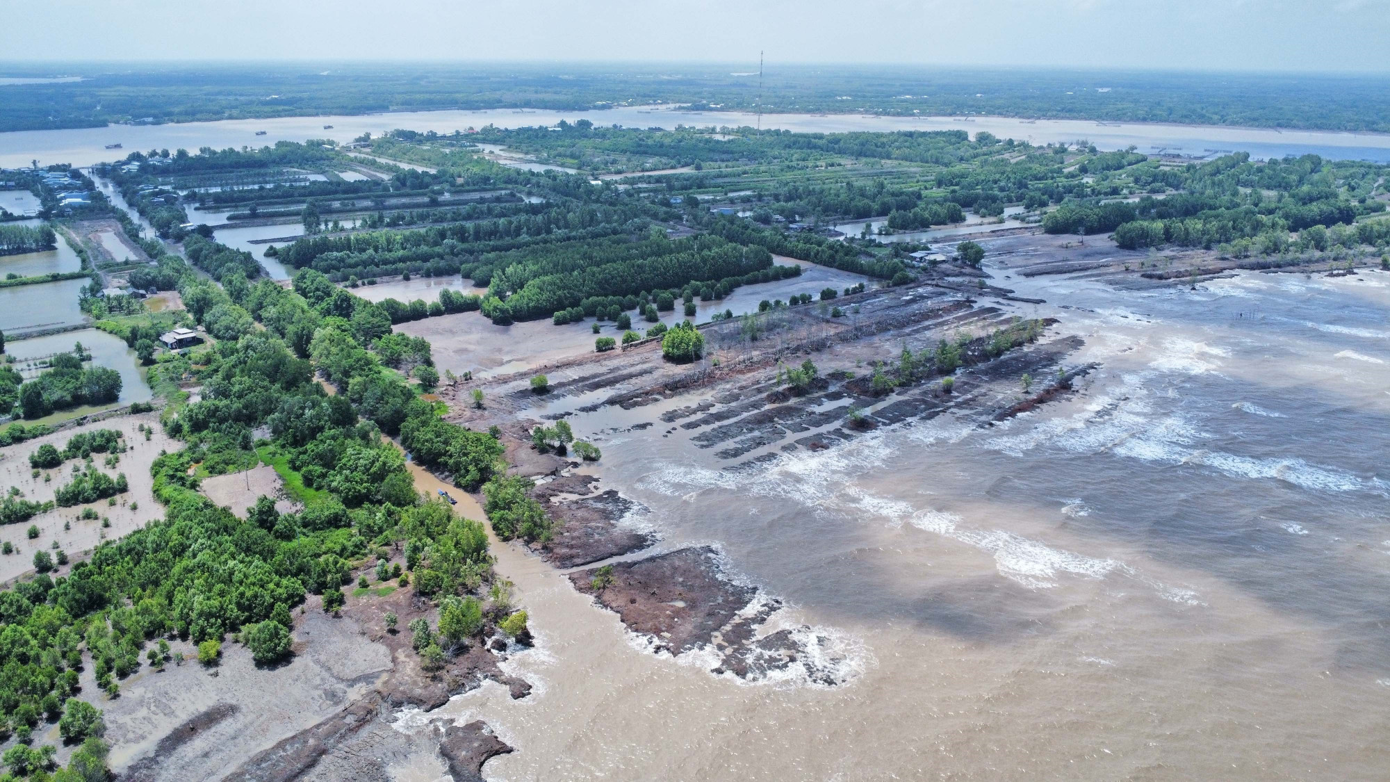 Cửa biển Bồ Đề, xã Tân Ân, nơi các ngọn sóng từ Biển Đông đang hằng ngày khoét sâu vào đất liền. Ảnh: Huỳnh Anh/TTXVN sat-lo6-21825.jpg