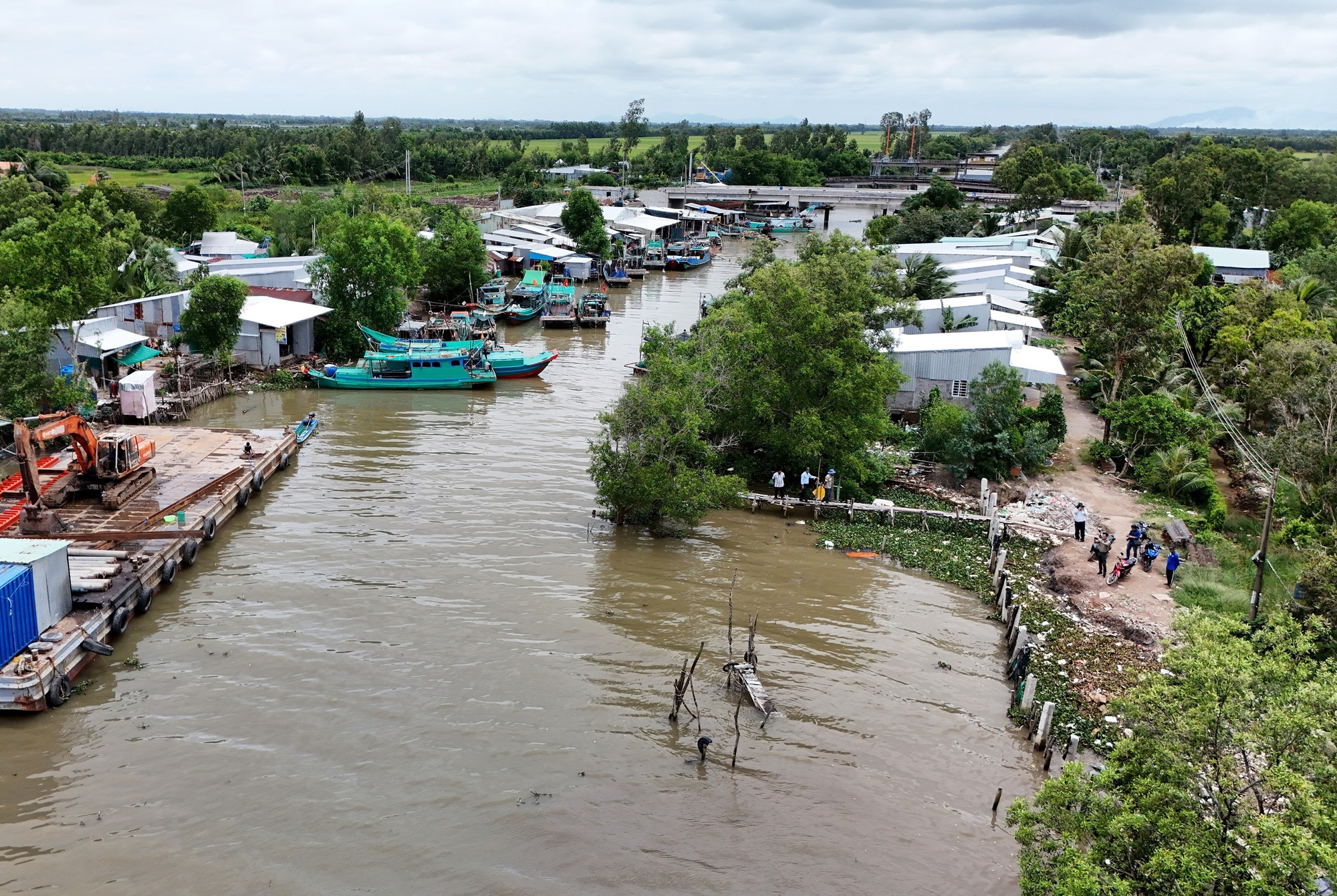 Sạt lở biển ăn sâu vào khu vực dân cư cống T6, xã Bình Giang, tỉnh An Giang. Ảnh: Hồng Đạt/TTXVN sat-lo10-21825.jpg