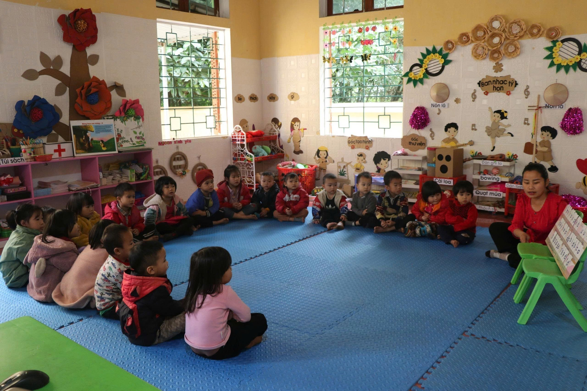 Trẻ em học tập, vui chơi tại điểm trường mầm non Thài Khao, xã Yên Lâm (Tuyên Quang), kết quả từ chủ trương của Đảng về ưu tiên phát triển giáo dục, nhất là ở vùng khó khăn.