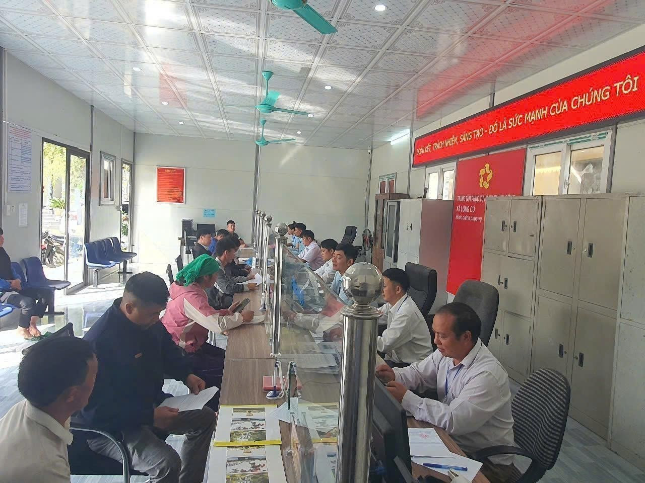 Trung tâm Hành chính công xã Lũng Cú (Tuyên Quang) vận hành hiệu quả, góp phần nâng cao hiệu lực quản lý và chất lượng phục vụ người dân.