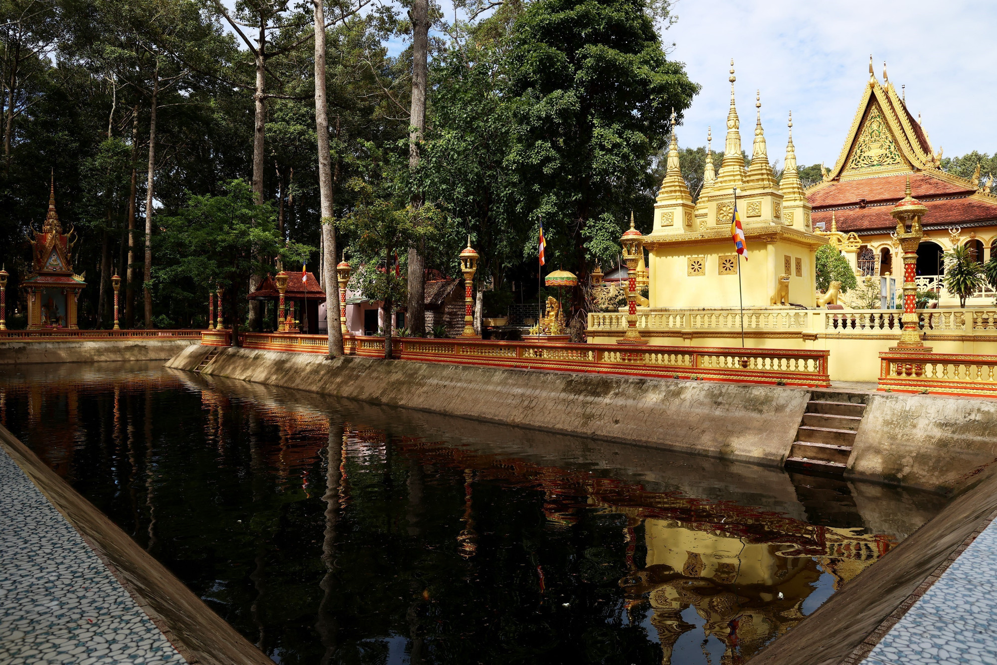 Hồ nước trước chính điện điều tiết khí hậu trong khuôn viên chùa Âng. chua1-1625.jpg