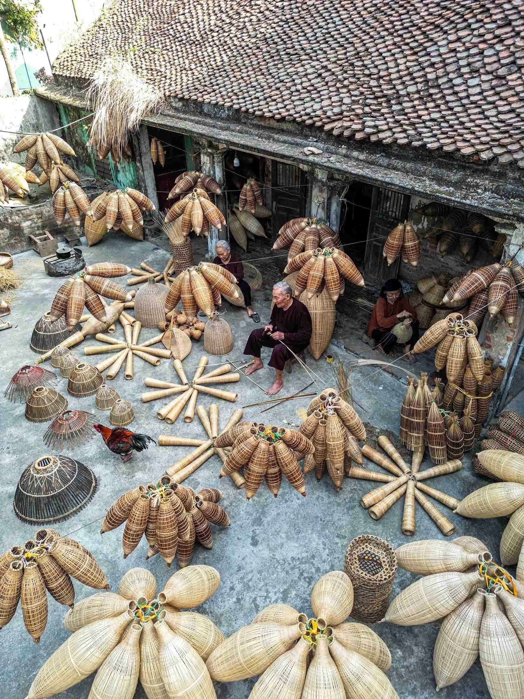 Các nghệ nhân trong làng vẫn ngày ngày duy trì nghề của cha ông để lại. dan7-2625.jpg