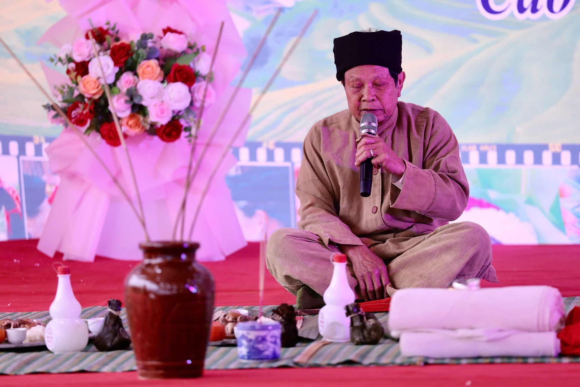 Thầy Mo thực hiện nghi lễ mừng cơm mới.