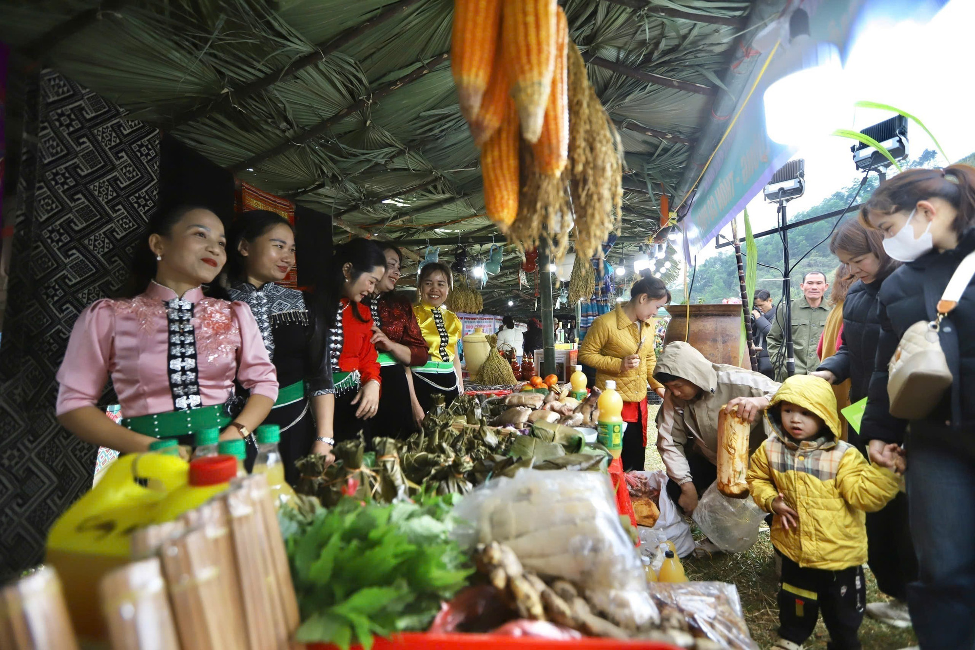 Các gian hàng bán đồ nông sản tại lễ hội.