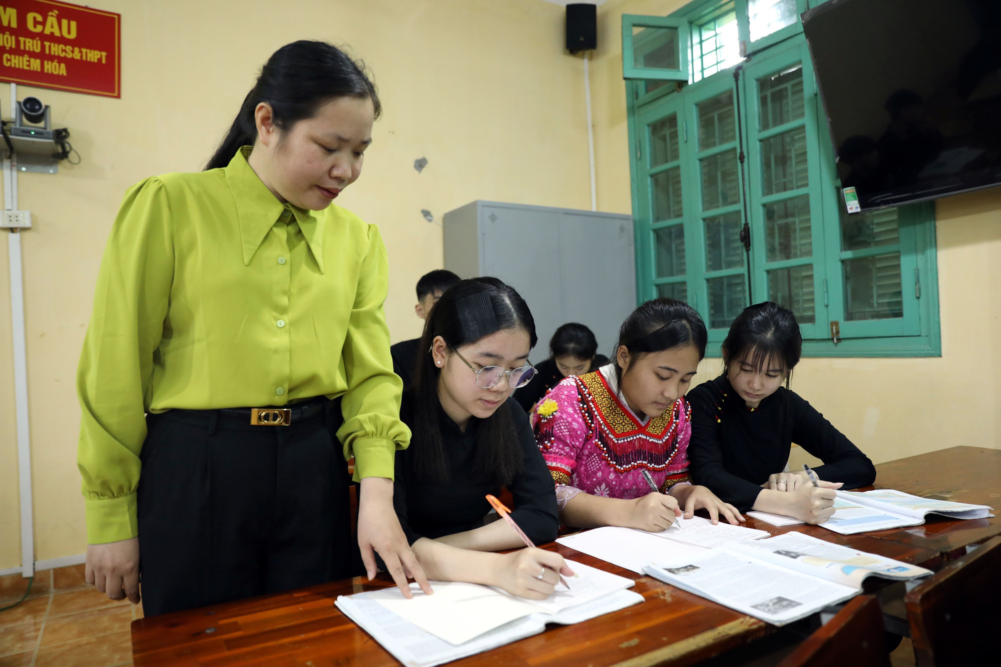 Đội ngũ giáo viên Trường Phổ thông Dân tộc nội trú Trung học cơ sở và Trung học phổ thông Chiêm Hóa đều đạt chuẩn và trên chuẩn về trình độ chuyên môn.
