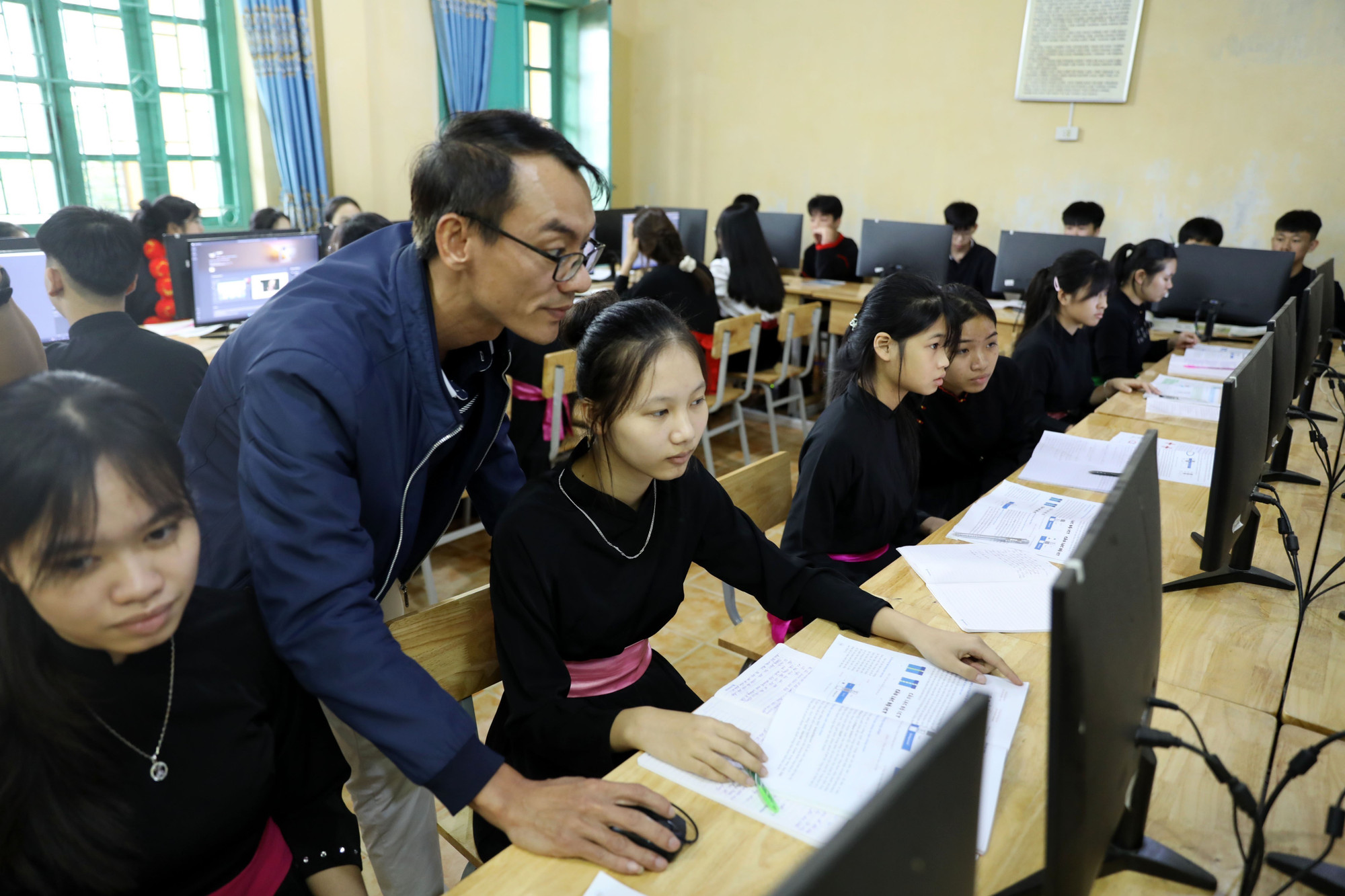 Học sinh Trường Phổ thông Dân tộc nội trú Trung học cơ sở và Trung học phổ thông Chiêm Hóa trong giờ học môn Tin học