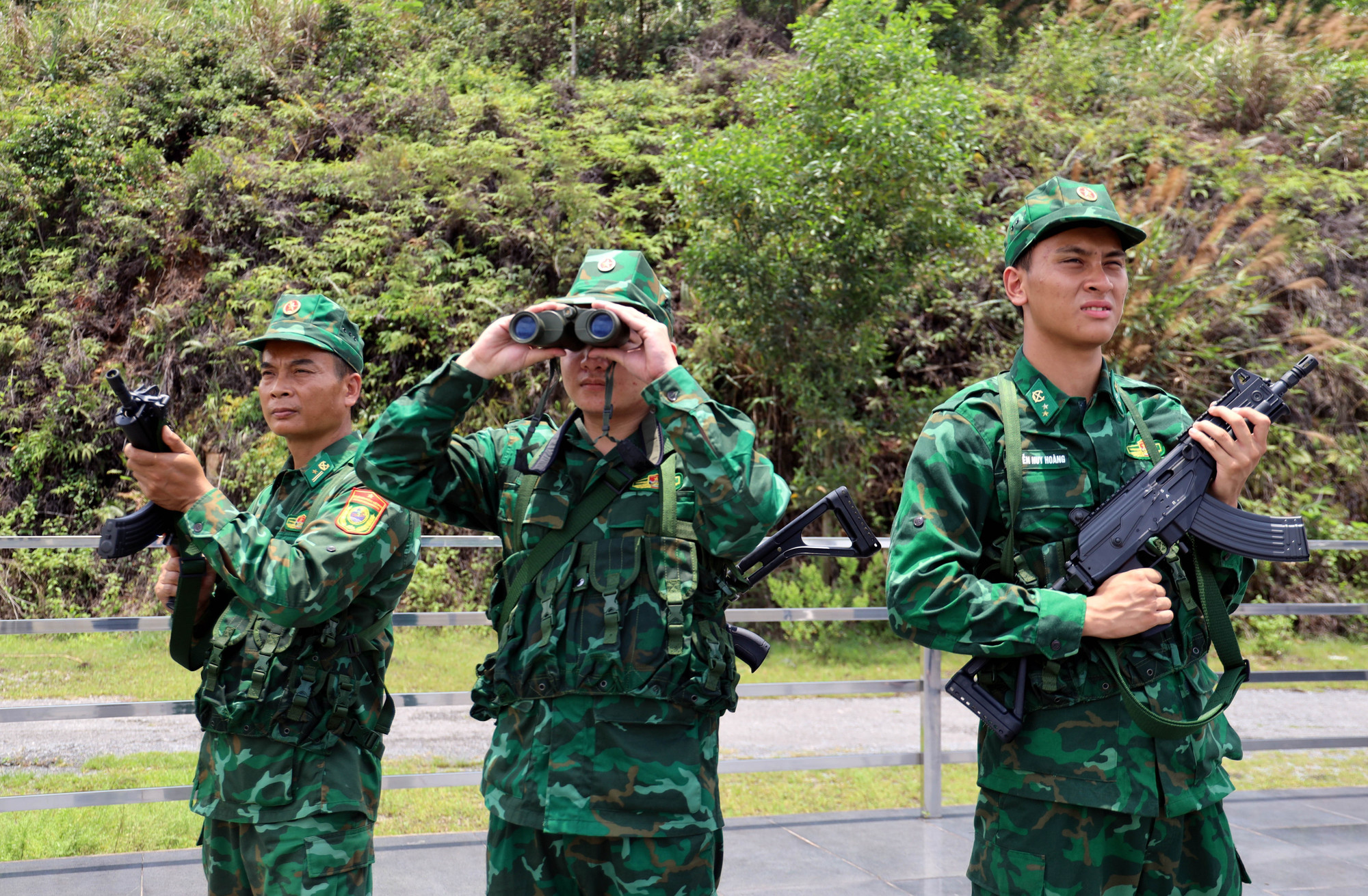 Các chiến sĩ Trạm kiểm soát Biên phòng Lục Lầm, Đồn Biên phòng Hải Hòa (Bộ đội Biên phòng Quảng Ninh) tuần tra kiểm soát biên giới khu vực Hải Hòa, thành phố Móng Cái. bo-doi3-19625.jpg
