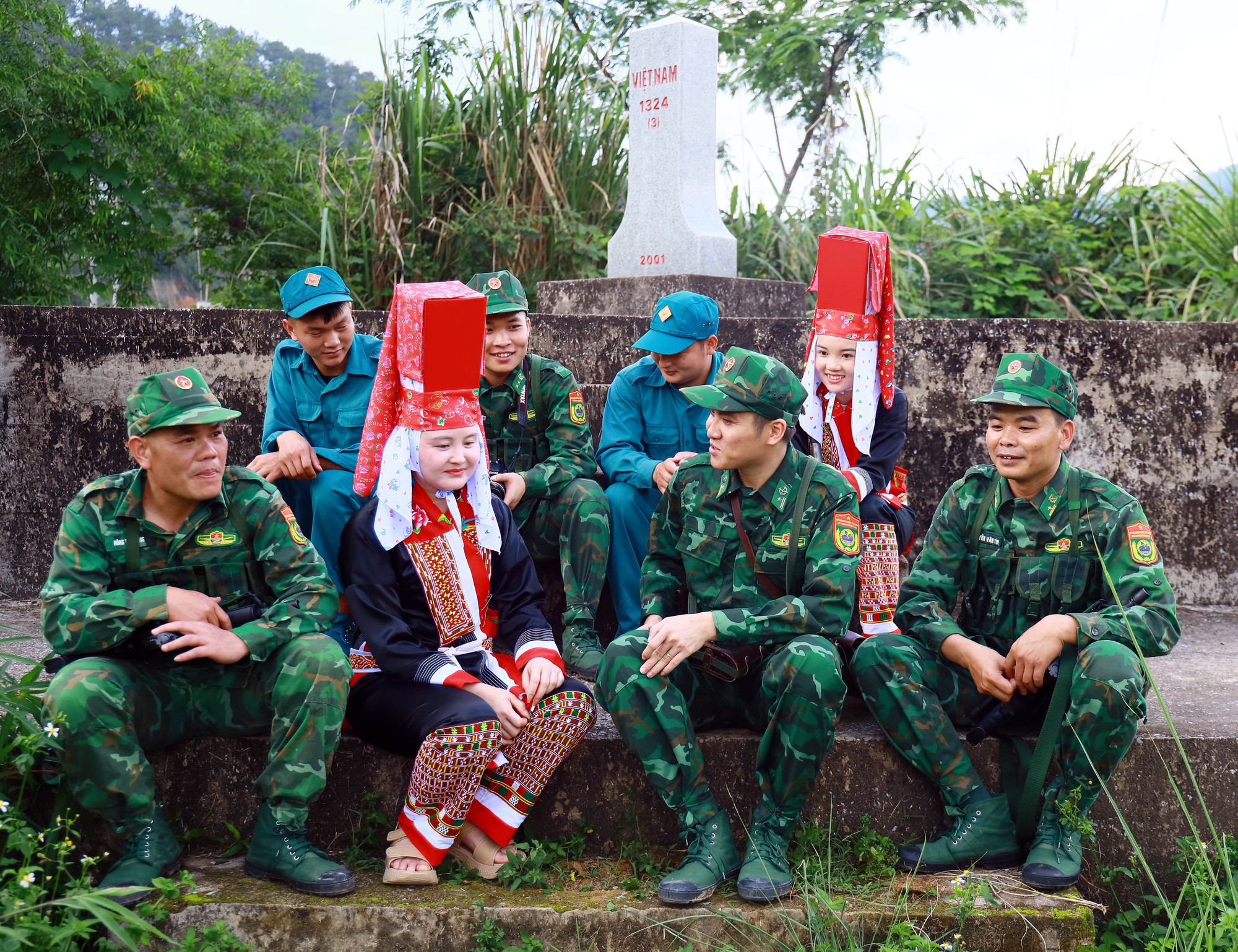 Các chiến sĩ Đồn Biên phòng Đồng Văn (Bộ đội Biên phòng Quảng Ninh) cùng lực lượng dân phòng, người dân sau giờ tuần tra biên giới. bo-doi-19625.jpg