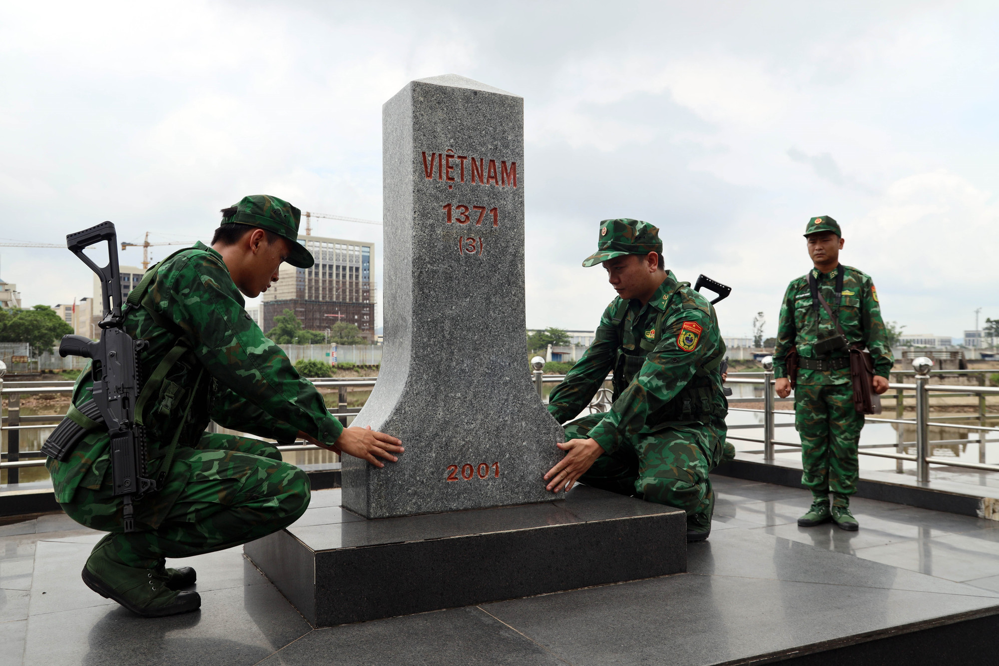 Các chiến sĩ Trạm kiểm soát Biên phòng Lục Lầm, Đồn Biên phòng Hải Hòa (Bộ đội Biên phòng Quảng Ninh) kiểm tra cột mốc 1371, khu 9, phường Hải Hòa, thành phố Móng Cái. bo-doi1-19625.jpg