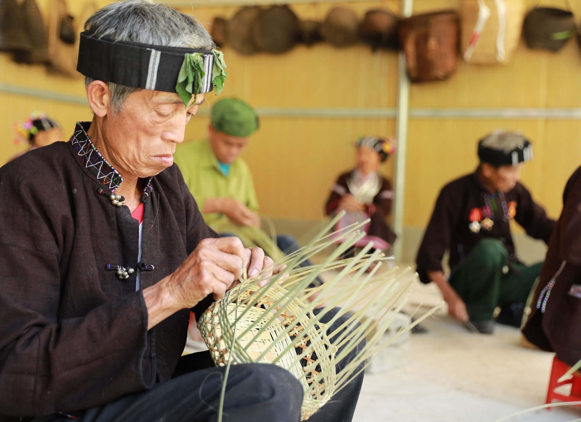 Người dân tộc Lự đan rọ. Người dân tộc Lự đan rọ.