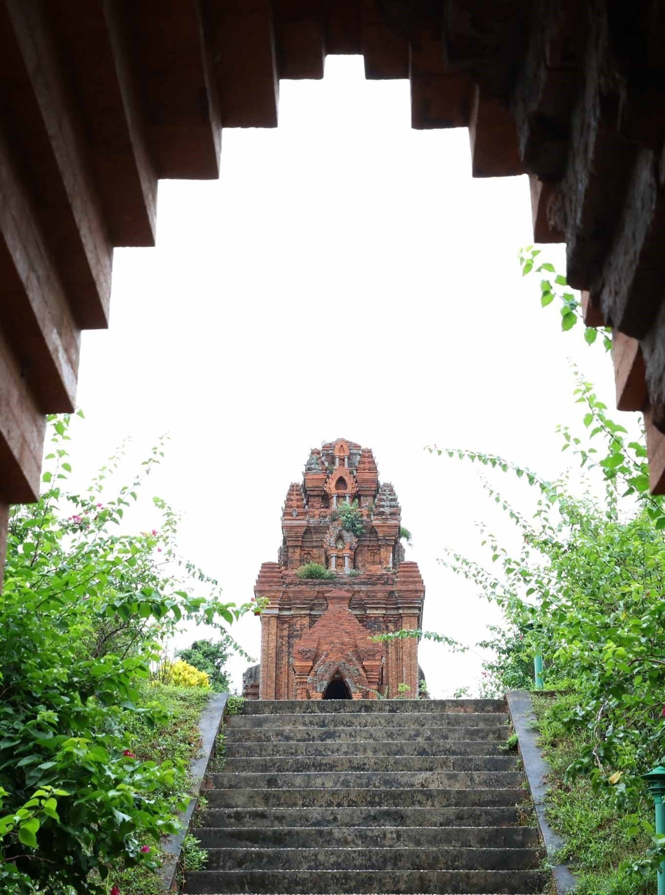 Hệ thống tháp Chàm trên "vùng đất võ" Bình Định là điểm đến hấp dẫn cho những ai yêu thích khám phá lịch sử, kiến trúc và văn hóa cổ đại. Ảnh: Nhật Anh/TTXVN champa8-26625.jpg
