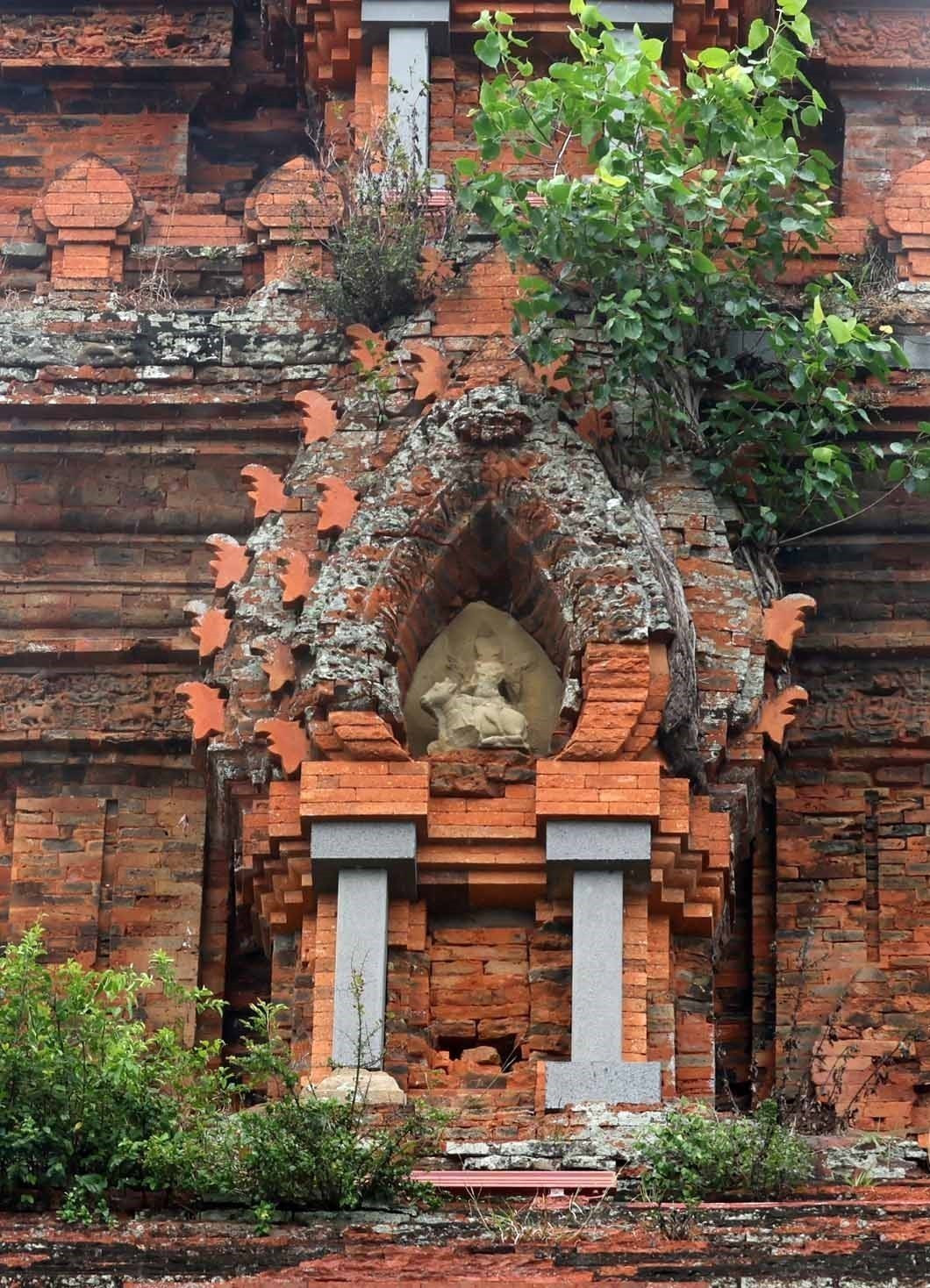 Góc nhìn cận cảnh vào các chi tiết điêu khắc trên Tháp Bánh Ít, cho thấy sự tinh tế và sáng tạo của nghệ nhân Chăm cổ. Ảnh: Nhật Anh/TTXVN champa2-26625.jpg