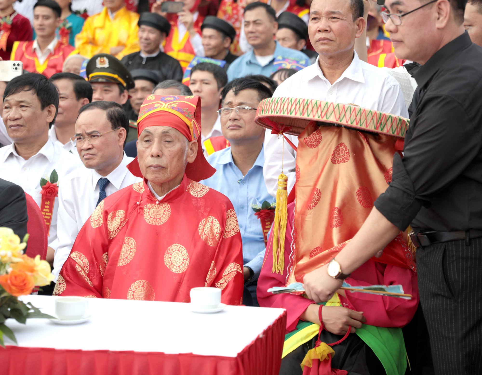 Theo tục lệ dân gian, Ông Khiu - Bà Khiu là hai nhân vật linh thiêng được cộng đồng lựa chọn kỹ lưỡng để hóa thân trong lễ hội, thường là những người có gia đình hòa thuận, phẩm hạnh tốt, được dân làng tín nhiệm. Bà Khiu khi tham gia nghi lễ thường che mặt bằng tấm mạng vải, thể hiện sự kín đáo, trang nghiêm và yếu tố linh thiêng trong tín ngưỡng dân gian. Ảnh: Hoàng Hùng/TTXVN
