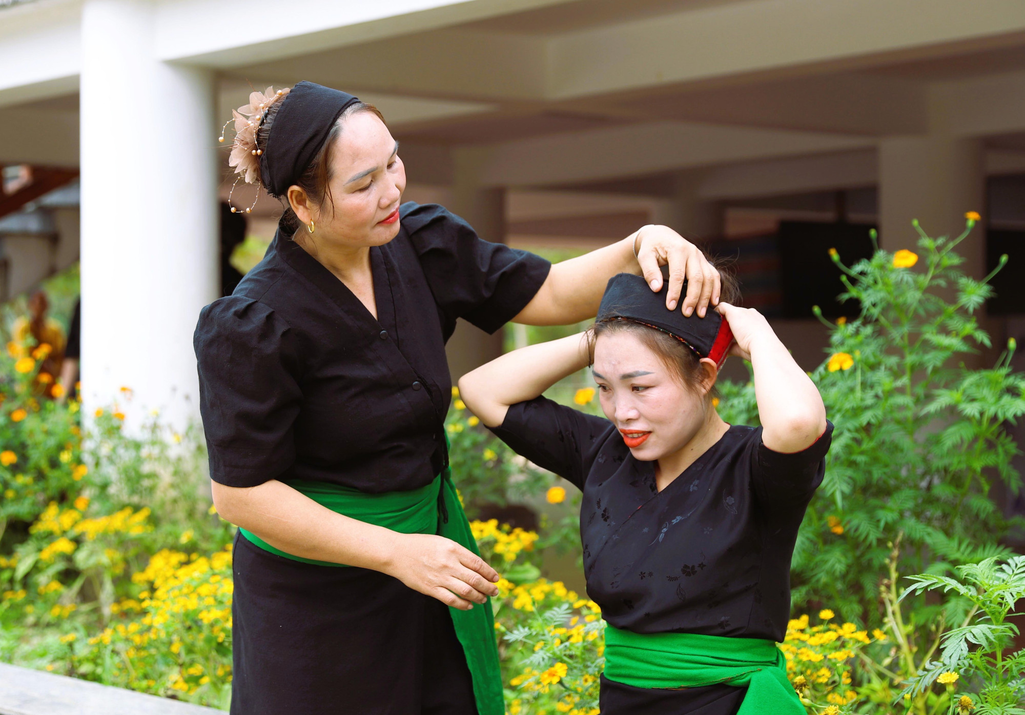 Chị em phụ nữ dân tộc Ơ Đu ở bản tái định cư Văng Môn (xã Nga My, Nghệ An) giúp nhau mặc trang phục truyền thống để cùng bà con dân bản đi dự lễ tiếng đón tiếng sấm đầu năm. Chị em phụ nữ dân tộc Ơ Đu ở bản tái định cư Văng Môn (xã Nga My, Nghệ An) giúp nhau mặc trang phục truyền thống để cùng bà con dân bản đi dự lễ tiếng đón tiếng sấm đầu năm.