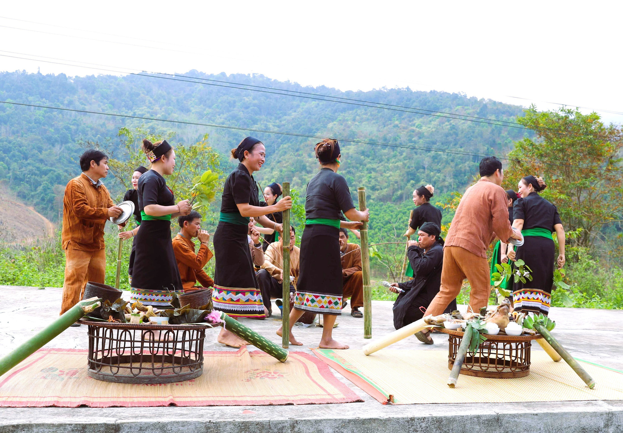 Một nghi thức cầu khấn của đồng bào Ơ Đu thực hiện trong lễ đón tiếng sấm đầu năm diễn ra khá dài với sắc màu văn hóa bản địa rất độc đáo, đặc trưng. nghe-an7-6725.jpg