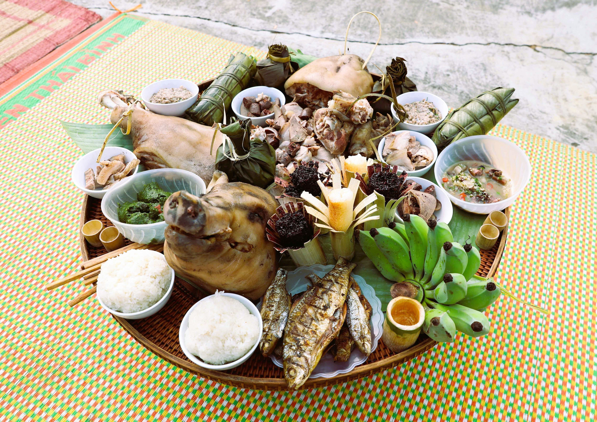 Mâm cúng thần Sấm trong lễ đón tiếng sấm đầu năm của đồng bào dân tộc Ơ Đu gồm có đầu lợn luộc, cá suối nướng, các loại thịt luộc, cơm lam màu tím, rượu trắng đựng trong ống nứa, rêu đá, nải chuối và nhiều món ăn truyền thống, đặc trưng riêng có của đồng bào dân tộc Ơ Đu. Mâm cúng thần Sấm trong lễ đón tiếng sấm đầu năm của đồng bào dân tộc Ơ Đu gồm có đầu lợn luộc, cá suối nướng, các loại thịt luộc, cơm lam màu tím, rượu trắng đựng trong ống nứa, rêu đá, nải chuối và nhiều món ăn truyền thống, đặc trưng riêng có của đồng bào dân tộc Ơ Đu.