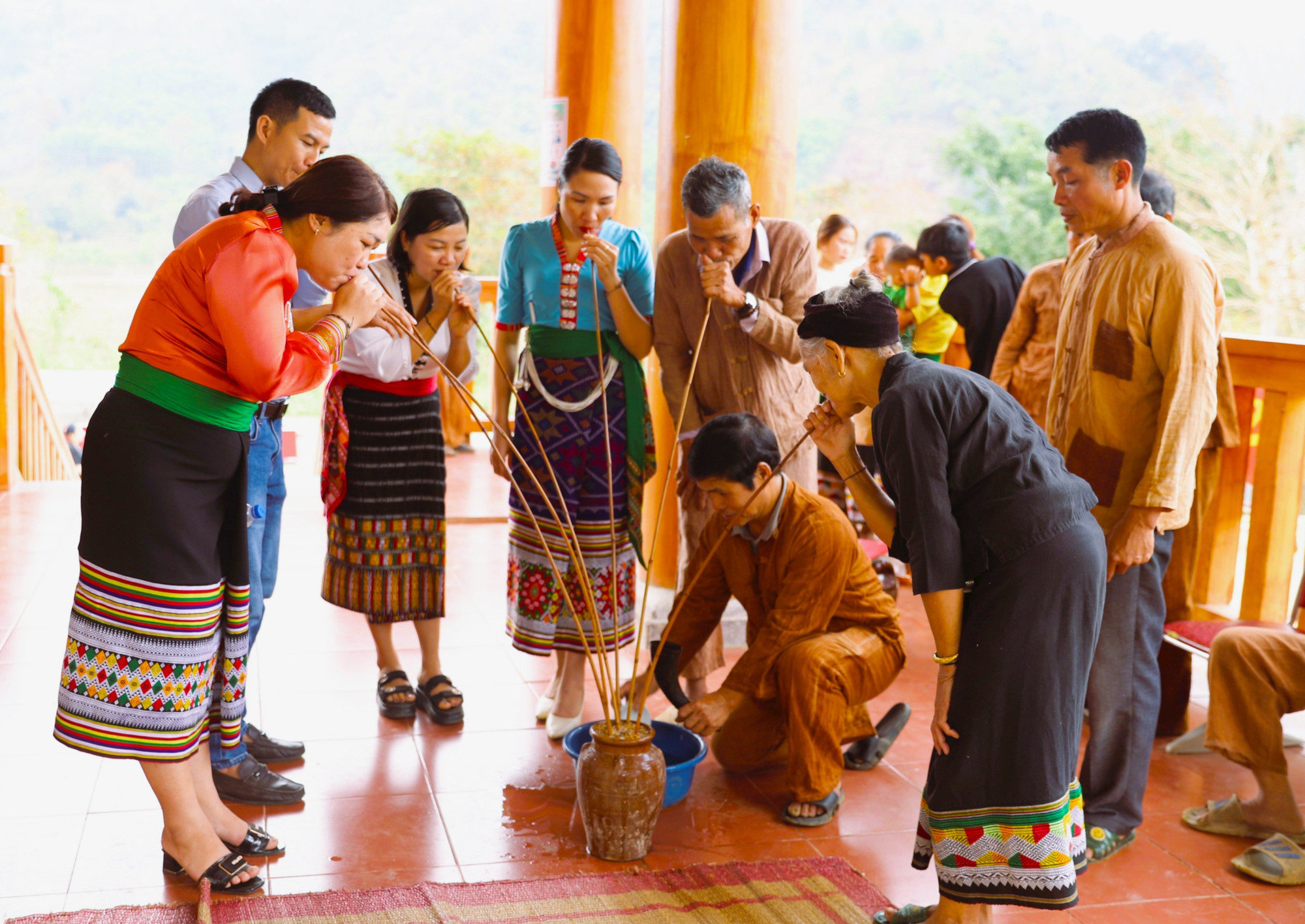 Kết thúc nghi thức cúng bản, người dân tổ chức thụ hưởng lễ, uống rượu cần trước lúc tổ chức lễ đón tiếng sấm đầu năm. Kết thúc nghi thức cúng bản, người dân tổ chức thụ hưởng lễ, uống rượu cần trước lúc tổ chức lễ đón tiếng sấm đầu năm.