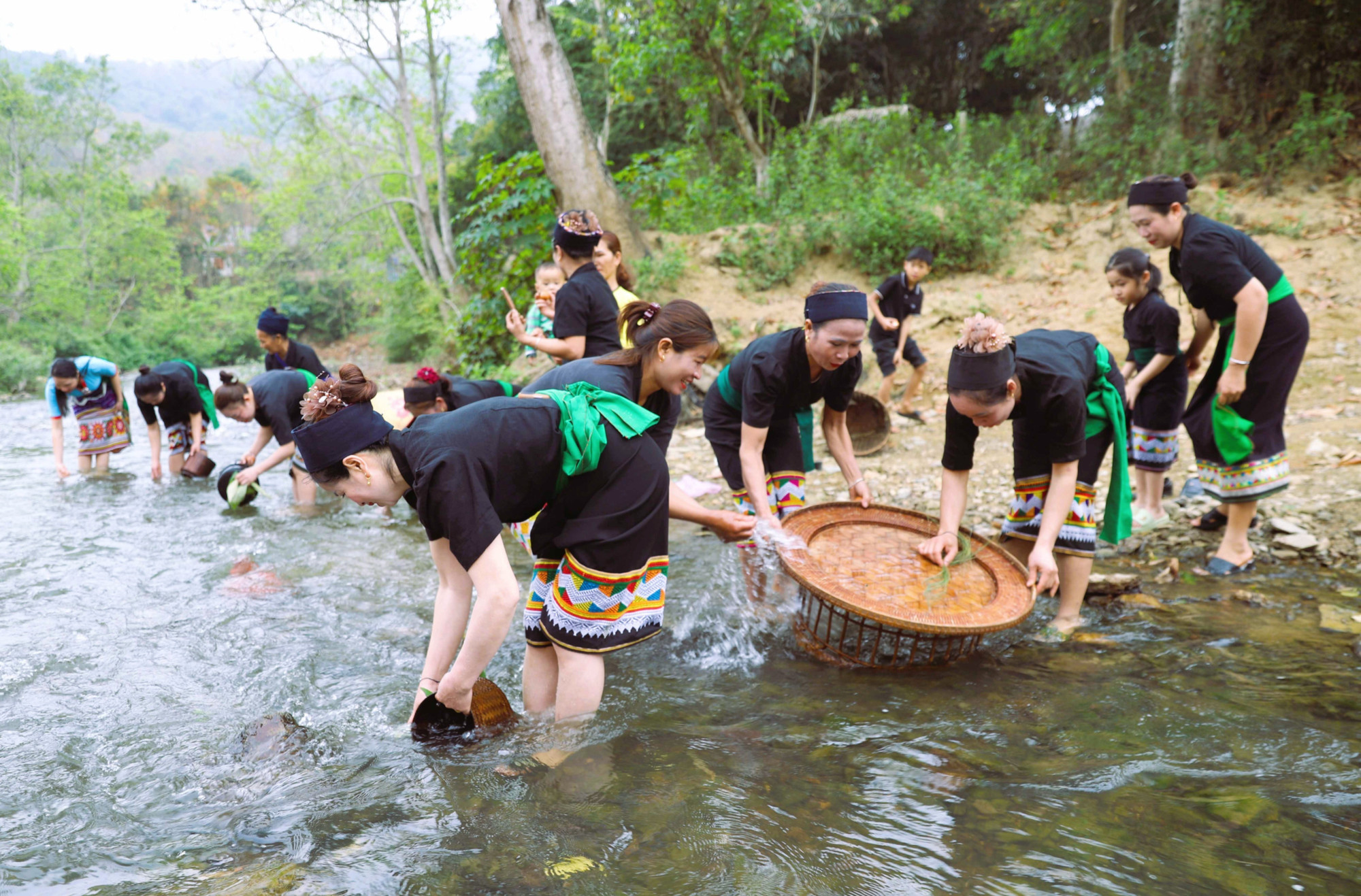 Sáng sớm của ngày đầu tiên sau khi bầu trời xuất hiện tiếng sấm, bà con dân bản Văng Môn (xã Nga My, Nghệ An) cùng nhau mang các vật dụng ra suối Nậm Ngân để lau chùi, mang ý nghĩa rửa trôi những đen đủi, phiền muộn trong năm để bước sang năm mới. Sáng sớm của ngày đầu tiên sau khi bầu trời xuất hiện tiếng sấm, bà con dân bản Văng Môn (xã Nga My, Nghệ An) cùng nhau mang các vật dụng ra suối Nậm Ngân để lau chùi, mang ý nghĩa rửa trôi những đen đủi, phiền muộn trong năm để bước sang năm mới.