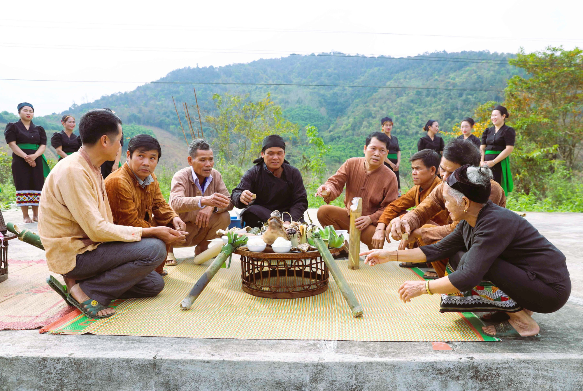Sau nghi lễ cúng thần Sấm, thầy mo, già làng, trưởng bản và người có uy tín cùng nâng chén rượu đầu năm để chúc những điều tốt đẹp đến với bản làng trong năm mới. nghe-an8-6725.jpg