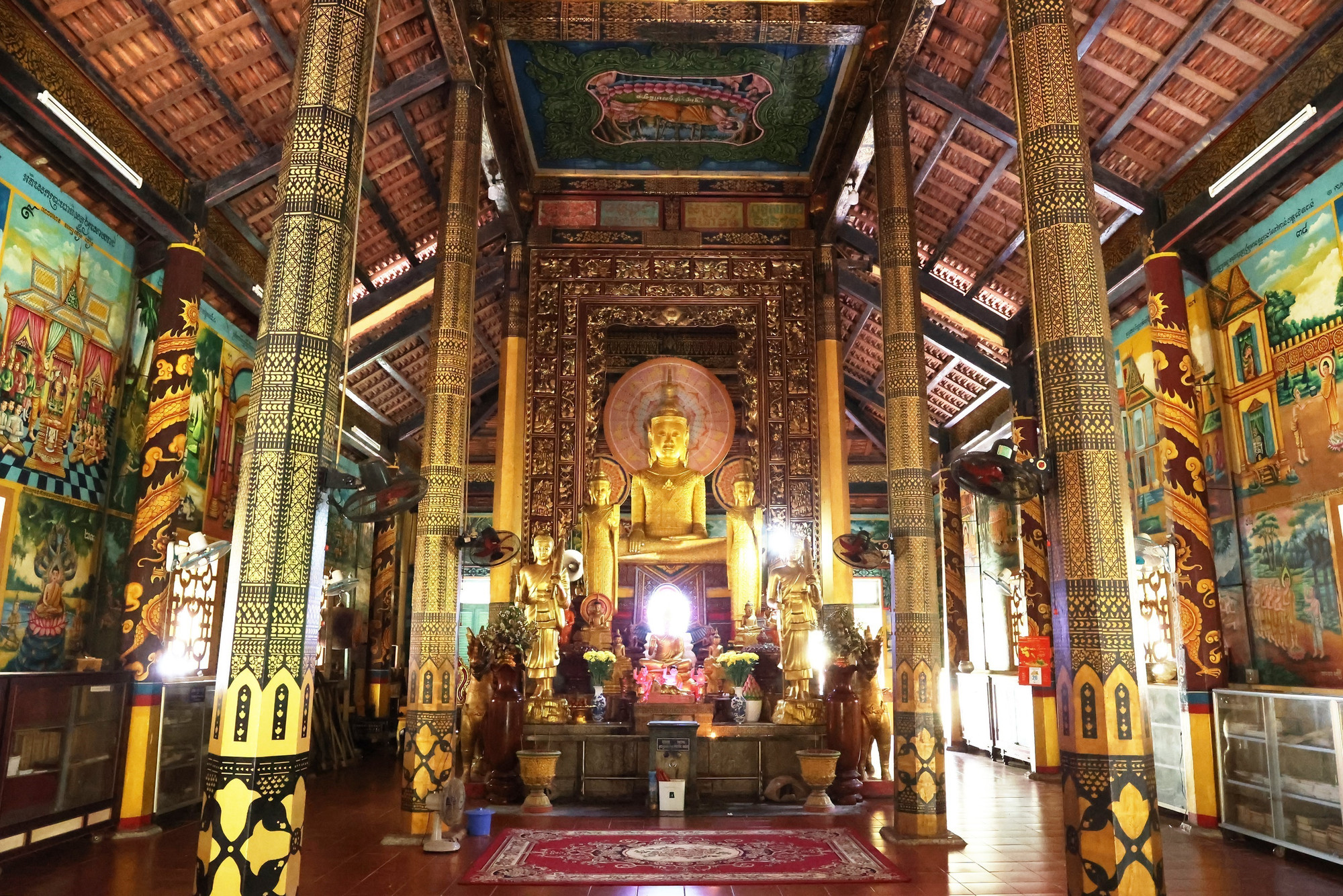 Như những ngôi chùa thuộc hệ phái Phật giáo Nam tông Khmer khác, trong chính điện chùa Âng cũng chỉ thờ duy nhất Phật Thích Ca. chua7-1625.jpg