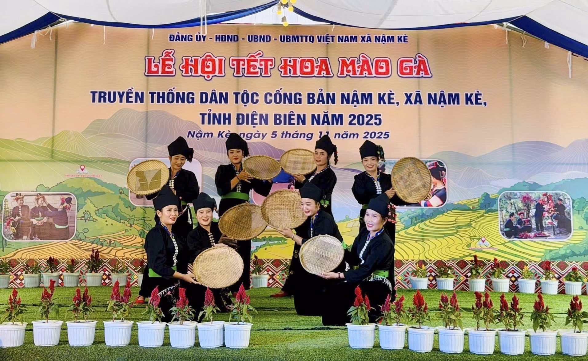Phụ nữ Cống biểu diễn văn nghệ trong ngày Tết Hoa mào gà. Ảnh: TTXVN phát