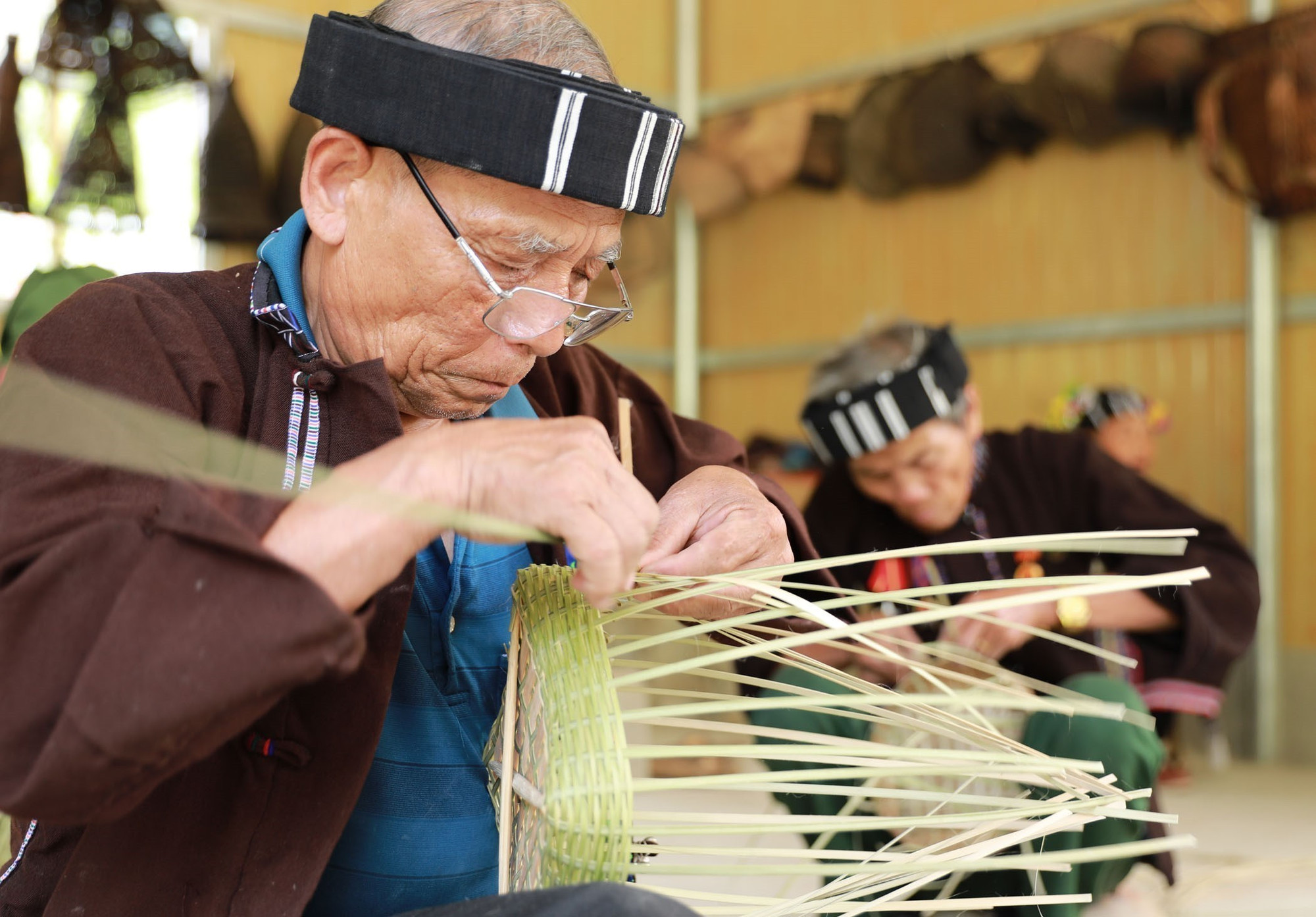Người dân tộc Lự đan lát các sản phẩm phục vụ đời sống sinh hoạt hàng ngày. Người dân tộc Lự đan lát các sản phẩm phục vụ đời sống sinh hoạt hàng ngày.