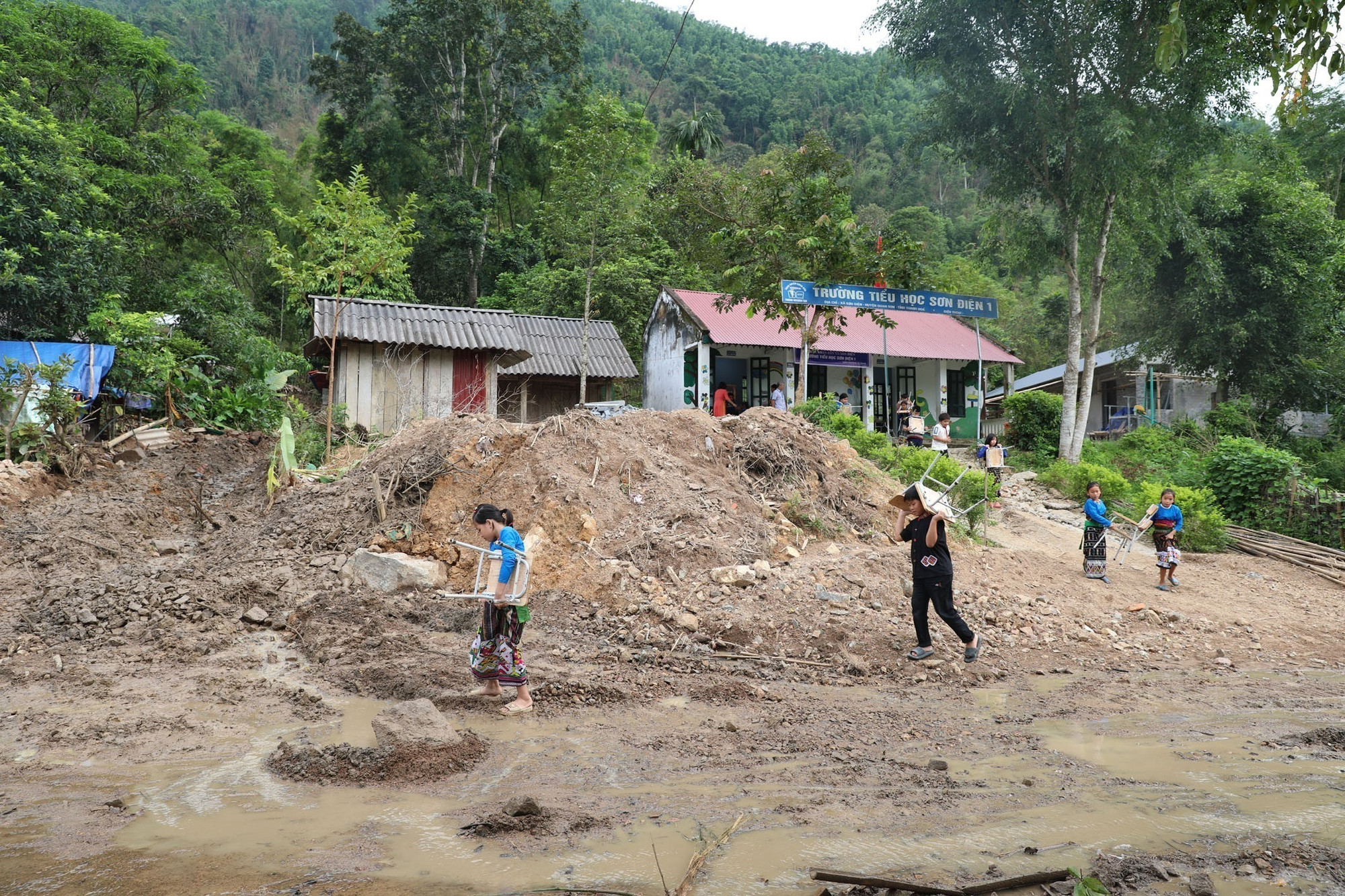 Điểm trường bản Xa Mang, Trường tiểu học Sơn Điện 1 (Thanh Hóa) là điểm trường bị lũ quét do ảnh hưởng bão số 5. Điểm trường bản Xa Mang, Trường tiểu học Sơn Điện 1 (Thanh Hóa) là điểm trường bị lũ quét do ảnh hưởng bão số 5.
