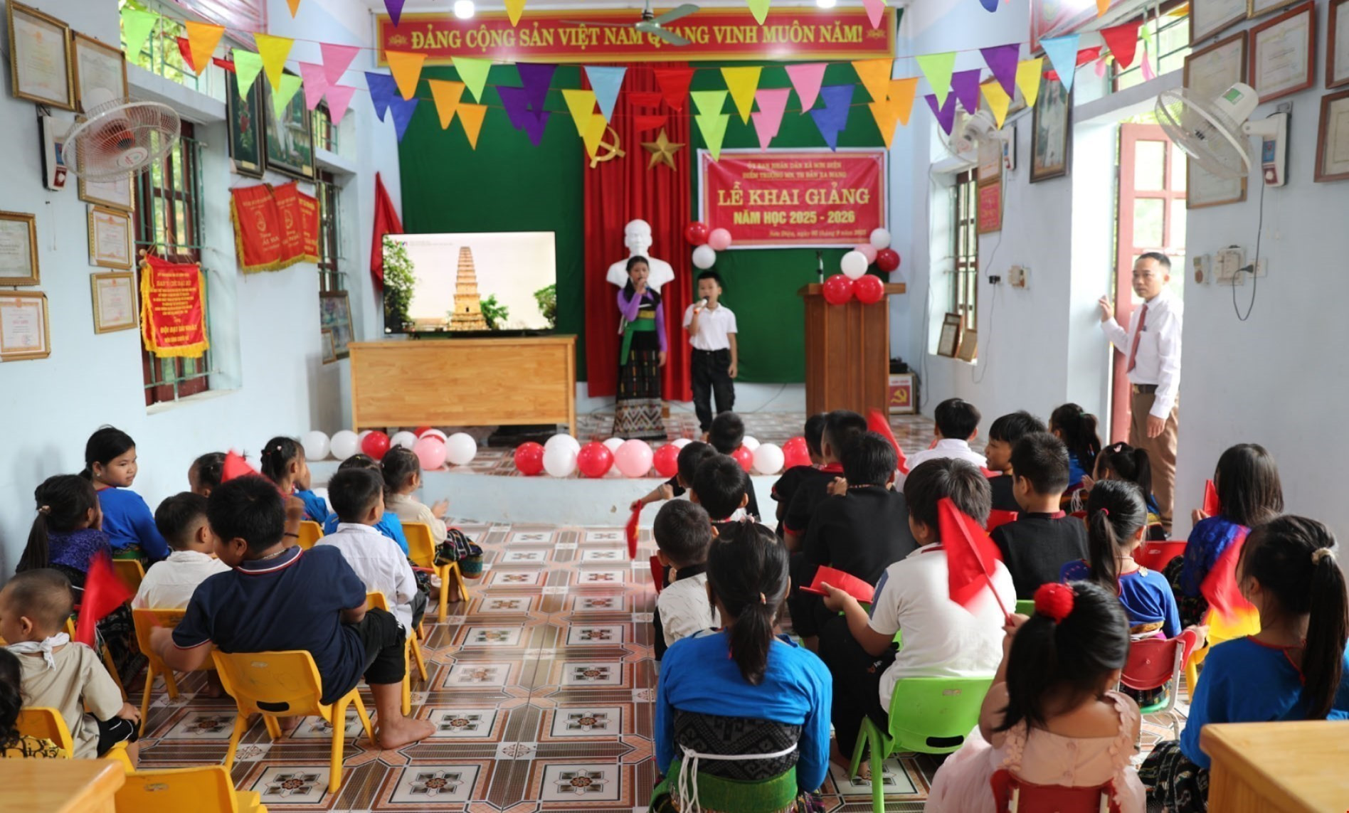 Lễ khai giảng tại Điểm trường bản Xa Mang, Trường tiểu học Sơn Điện 1 và Trường mầm non Sơn Điện 1, xã biên giới Sơn Điện, tỉnh Thanh Hóa. khai-giang6-5925.jpg