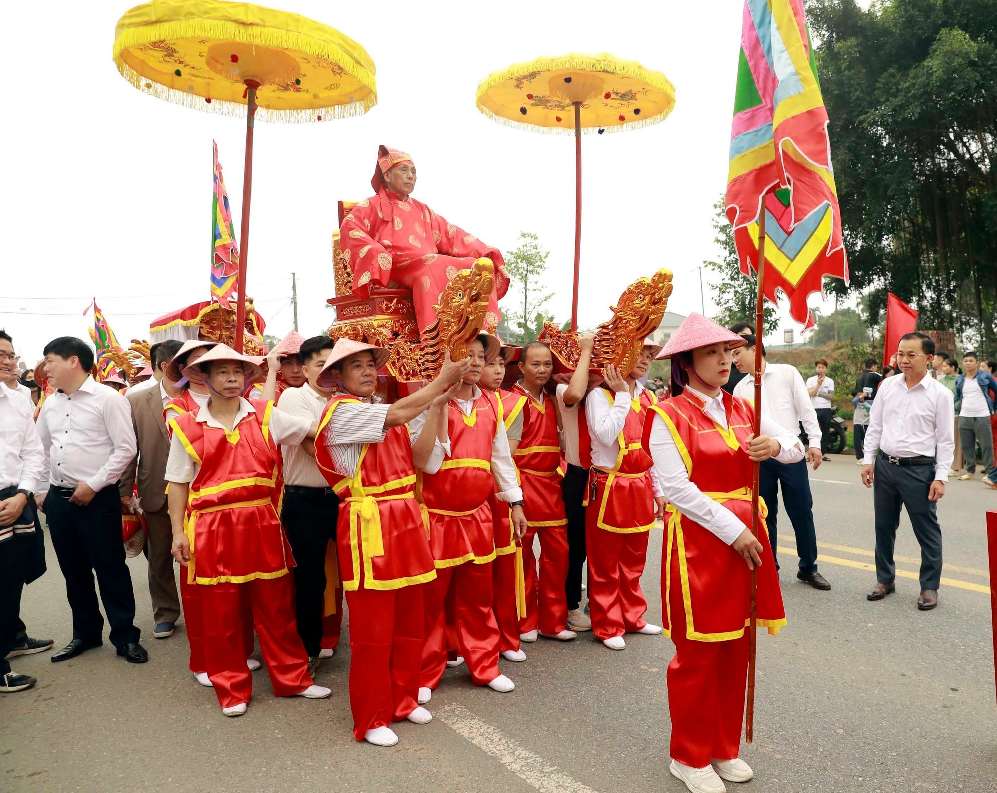 Nghi thức rước Ông Khiu, Bà Khiu. Ảnh: Hoàng Hùng/TTXVN