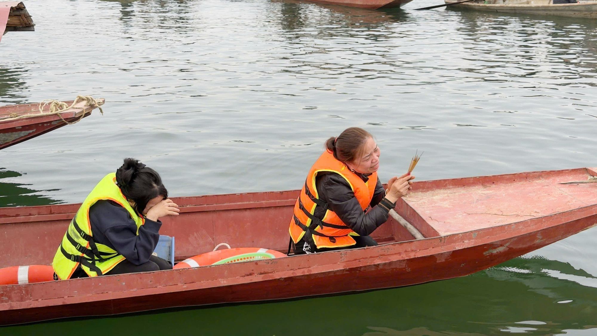 Nỗi đau xé lòng mong ngóng sớm tìm thấy người thân bị mất tích.