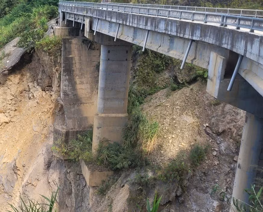 Những trụ móng cầu đã bị sạt lở.